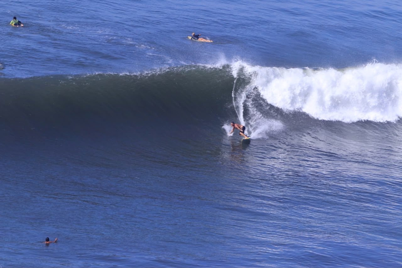 Bidart surfando em El Salvador