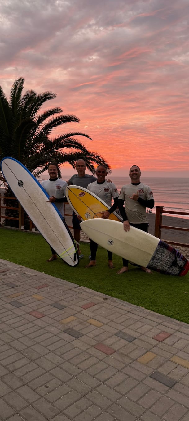 Rodrigo Roxo com o grupo do Surf Camp Surf Basic em Chicama