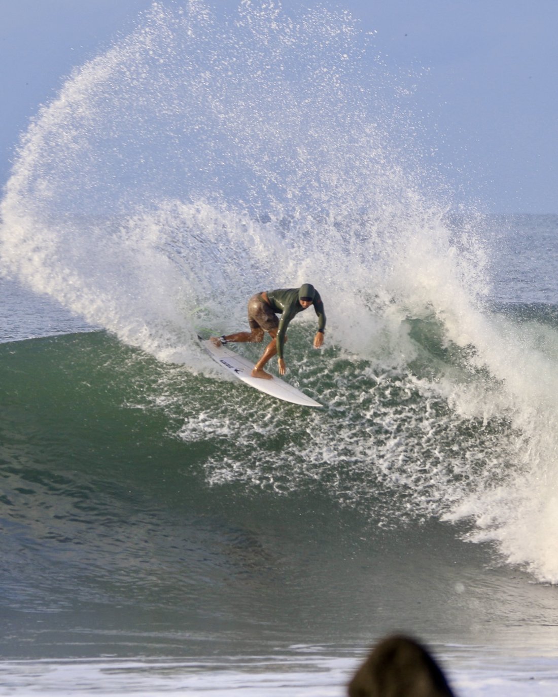 Ítalo Conceição surfando — cutback
