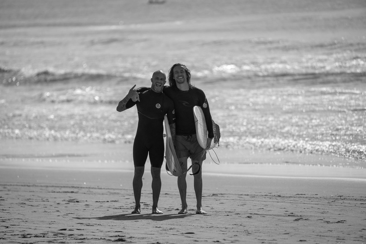 Vitor Kley com Ítalo Conceição na praia